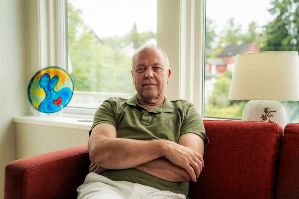 Tom Kvarme sitter i sofa
